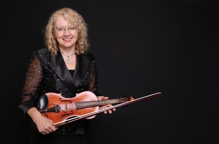 Eveline Nachtegaele holding a violin