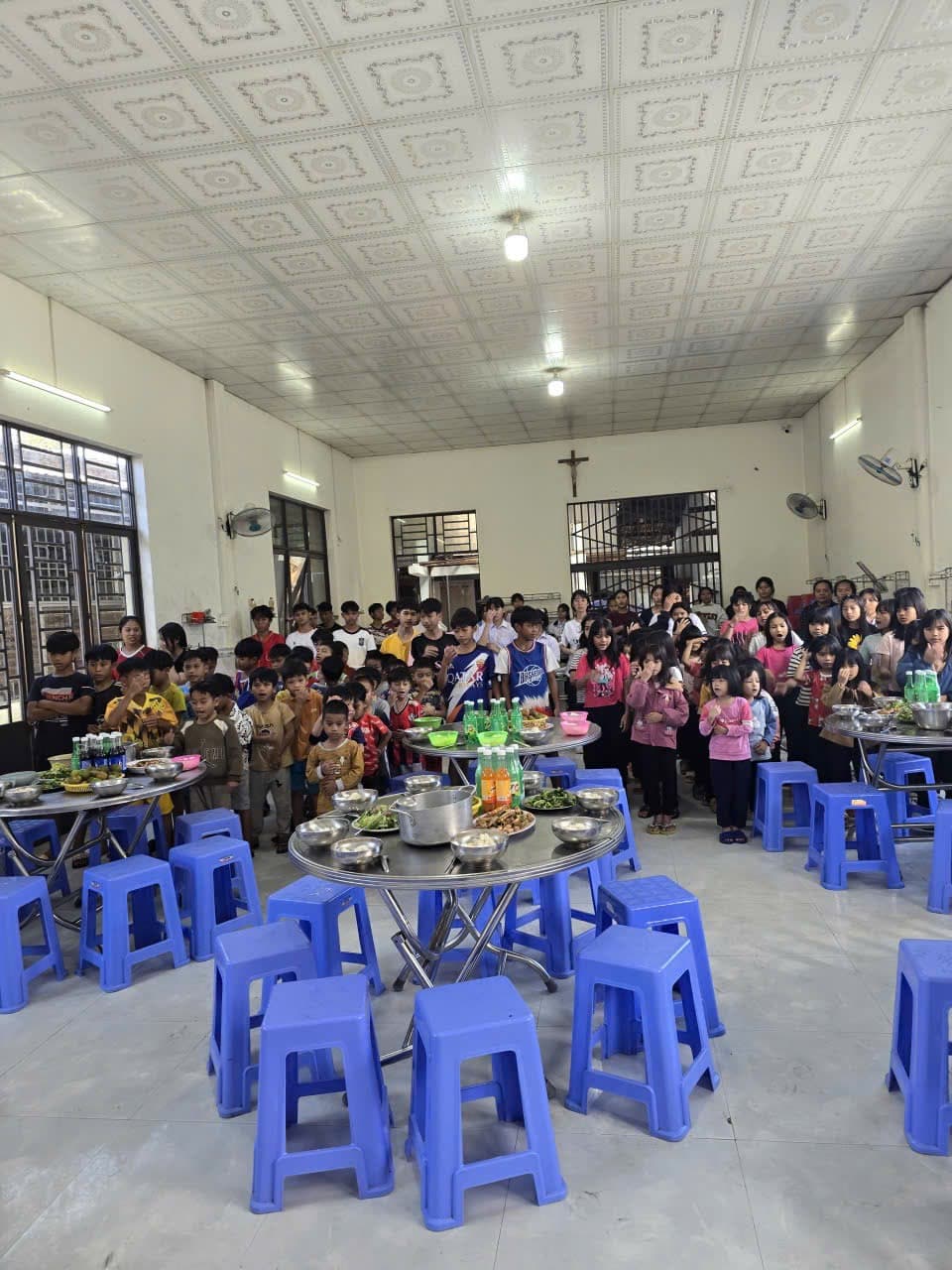 Children and caregivers gathered in the Christmas meal hall